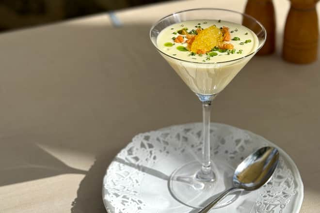 Suppe Vichyssoise von Chef Martina Federici: Suppe mit Lauch, Kartoffel, Butter, Mini-Croûtons, Mini-Kartoffelwürfeli, Schnittlauch-Öl