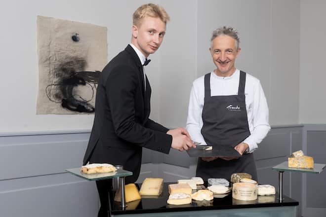 GMC Böniger Tranchiert Kaesewagen bei Arno Sgier, Restaurant Traube