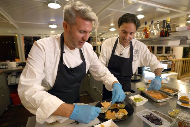 Marc Checkley testet Kaviar, Balik & Co. von Caviar House auf Dampfschiff Genfersee November 2021