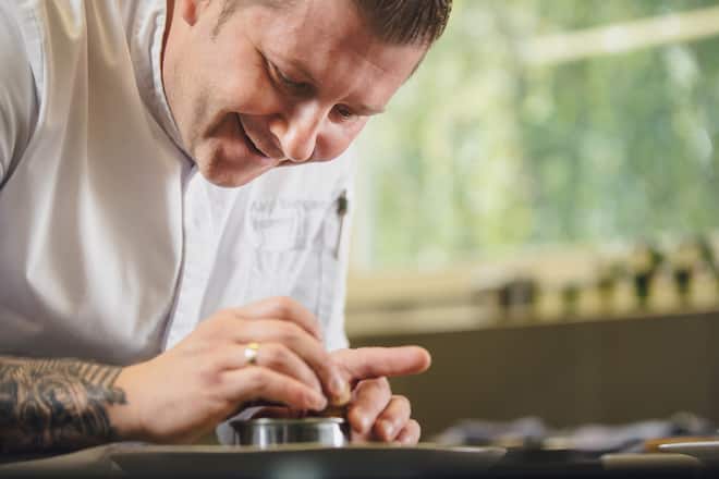 Kay Baumgardt, Patissier des Jahres,Zur Fernsicht Incantare in Heiden,The StoneGeröstetes Roggenmehl / Grüner Apfel/ Joghurt / PetersilieFoto: Digitale Massarbeit, Tanja und Simon Kurt