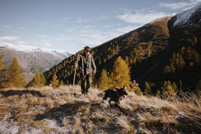 Fernando Michlig, Tenne Gluringen VS, Jeunes Restaurateurs und Jäger, Vater Ewald Michlig, Hund Freya, auf der Jagt, Foto: Digitale Massarbeit