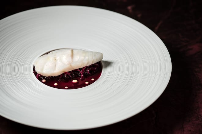 Zander blau mit eingelegtem Rotkraut und Senfeisperlen - Sebastian Rösch verwendet Schweizer Fleisch für seine Gerichte Aktuell: Molkesäulihaxen. - Restaurant Mesa, Zürich - 13.11.2020 - Coypright Olivia Pulver