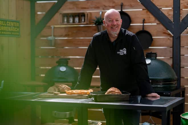 John Daly ist «Egg Head» und vertreibt die Big Green Eggs in der Schweiz. Im Grillcenter Dürrenäsch zeigt verschiedene Modell, backt Apfelkuchen und Brot. - 26.3.2021 - Copyright Olivia Pulver