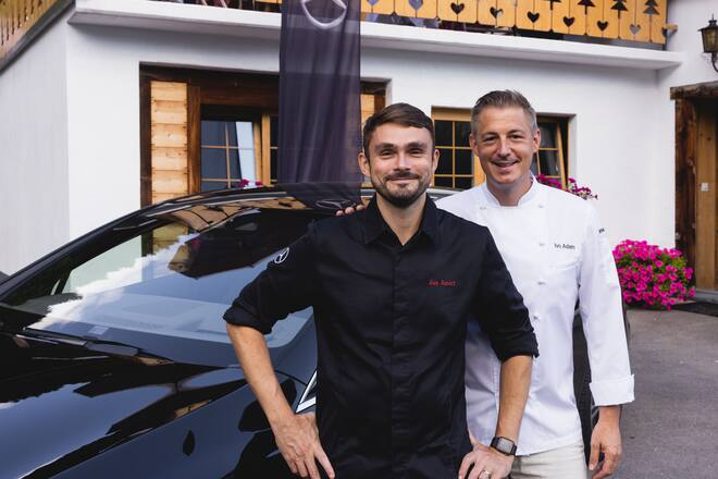 Köche Guy Ravet (l.) und Ivo Adam bei Berghotel Zur Sau in Abländschen BE 2022