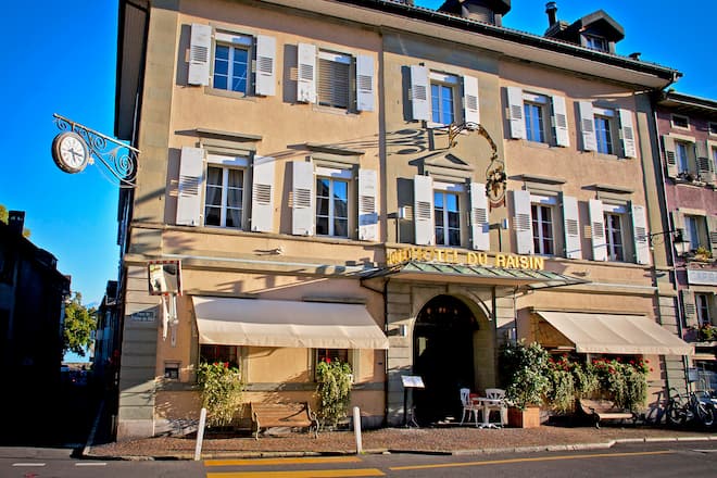 Harvesting times in autumn's colors on the hillsides and vineyards around Geneva Lake (Leman), Lavaux, Switzerland. Celebrations of the grapes and centuries-old savoir-faire (know-how). Local farmers are practicing five centuries of wine making. Workers gather from around Europe to harvest the grapes. Rejoicing of harvesting the fruits of a one-year work. Photo by Eyal Warshavsky