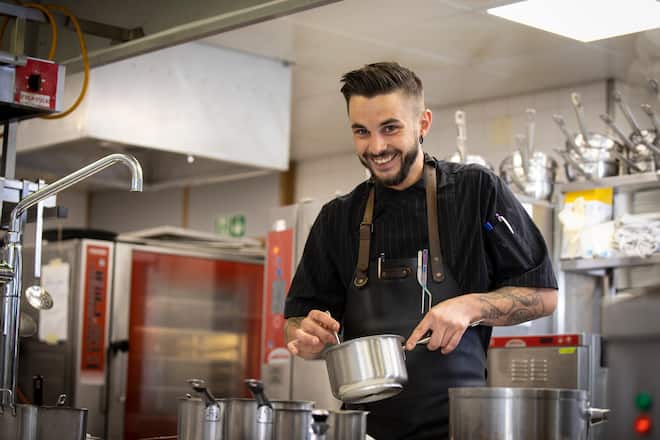 1910 Gourmet by Hausers, Chef Messer Jonas