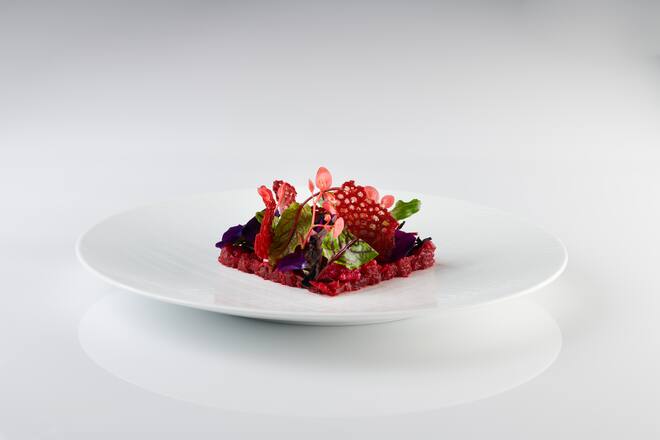 Randen-Tartar, Granatapfel, Lappentang, BlutampferValentines Special vom Restaurant Verbena im Bürgenstock Resort