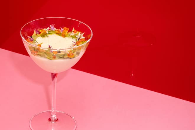 Festliche Vorspeise: Geräucherte Forellenfilets als Mousse serviert, getoppt mit einer feinen Vinaigrette.