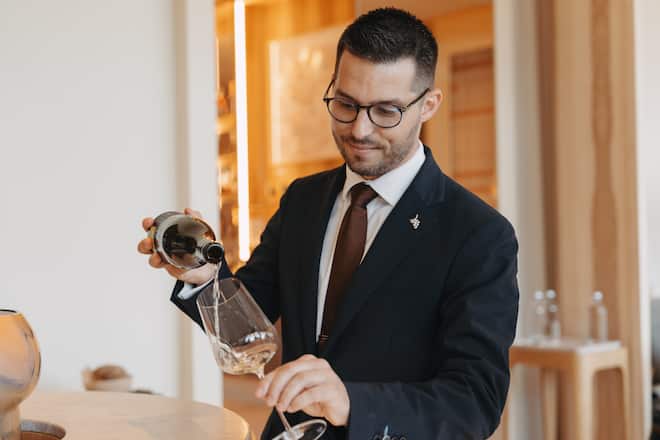 Verantwortlich für Wein, Sake, Tee & die nicht alkoholische Getränkebegleitung: Sommelier Dominique Peretti.