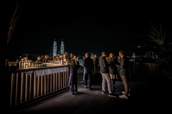 Den Apéro gab's im «The Nest» mit Blick auf die Altstadtkirchen.