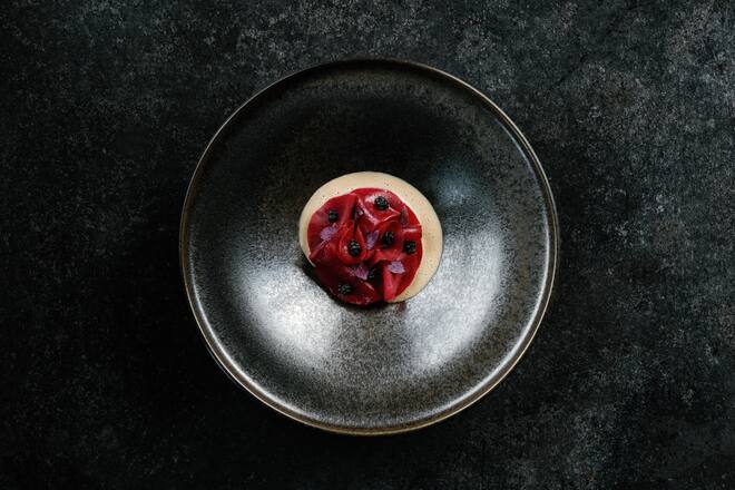 Les noix de St -jacques mi-cuites, topinambours confits au four, voile de betteraves rouges, sauce à la “Baltic Porter” Les Touristes Martigny restaurant