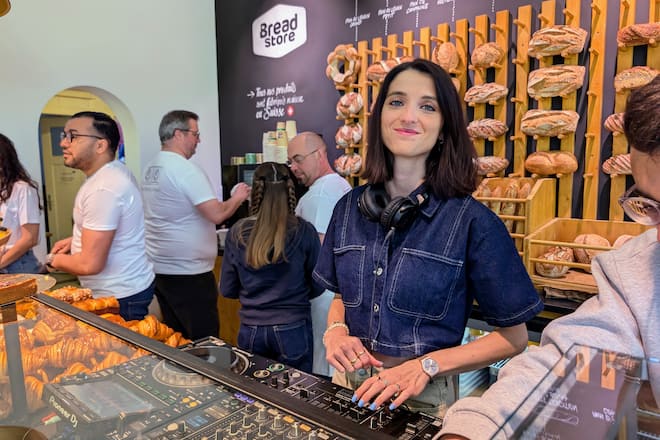 Il fallait parler très fort pour passer sa commande