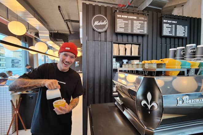 Surfeur passionné, Jérôme Duc ouvre son «Mahalo Coffee Shop» au sein du nouveau Kumo. C’est le feu à Bulle!