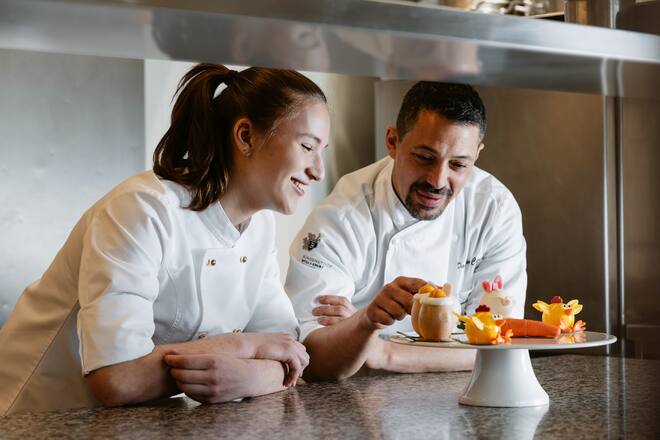 Sprüngli, Kreativ-Challenge, Bürgenstock, Merlin Lichtensteiger (Gewinnerin), Damian Carini (Chefpâtissier)