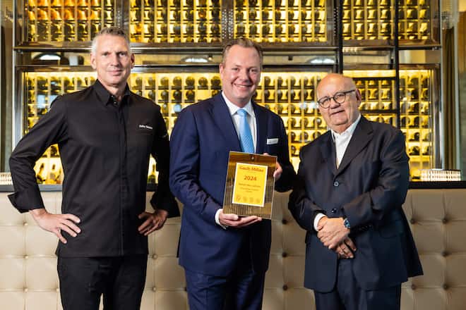28.08.2023 - Zürich - Hotel des Jahres Dolder Grand. GaultMillau 2024, v.l Heiko Nieder, Markus Granelli mit Gault Millaut Chef Urs Heller