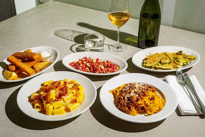 Pasta in der Bar Lupo Zürich von Claudio Sacchi, Patrick Schindler und Armin Azadpour