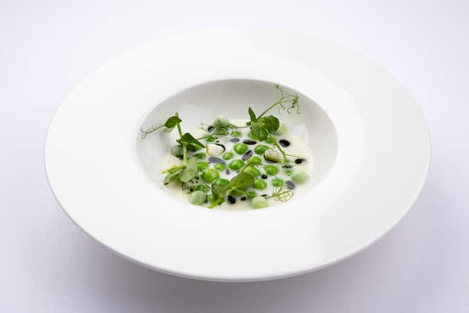 Erbse trifft Holzkohlegrill, Ziegenbutter «Beurre-Blanc», Fichten-Öl, Daurenki Tsar Imperial Kaviar