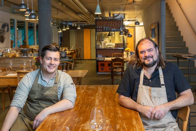 Jan-Niklas Woolen und Gastgeber Stefan Iseli.