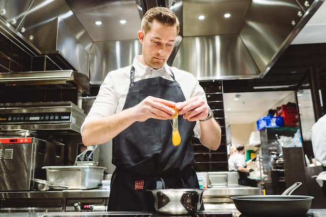 Eric Glauser Chefkoch vom Globus kocht Eierspeisen: Spiegelei, Rührei mit Kaviar, Omlett und Gebackene Wachteleier mit Morchel, Spargel und Erbsen. - Globus Restaurant Zürich - 5. April 2019 - Copyright Olivia Pulver