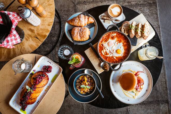 Pancakes mit Beeren, Egg Benedict, Granola, Shakshuka, Ingwertee, hausgmachte Limonade, Pain au Chocolat, Croissants, Cappucino - Restaurant Güterschuppen, Arosa, Graubünden - Januar 2020 - Copyright Olivia Pulver