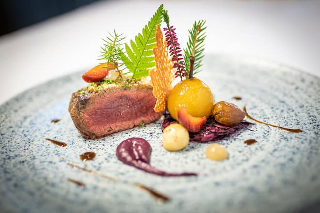 Le cuisinier et chasseur Mathieu Biolaz photographié lors de la préparation d'un plat "chasse" dans son restaurant "Les Touristes" en ville de Martigny, le vendredi 8 octobre 2021. (© Gabriel Monnet/ L'Illustre)