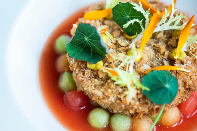 Gebackener Kalbskopf mit Senfcreme marinierten Melonenperlen und Gazpacho Stefan Jaeckel