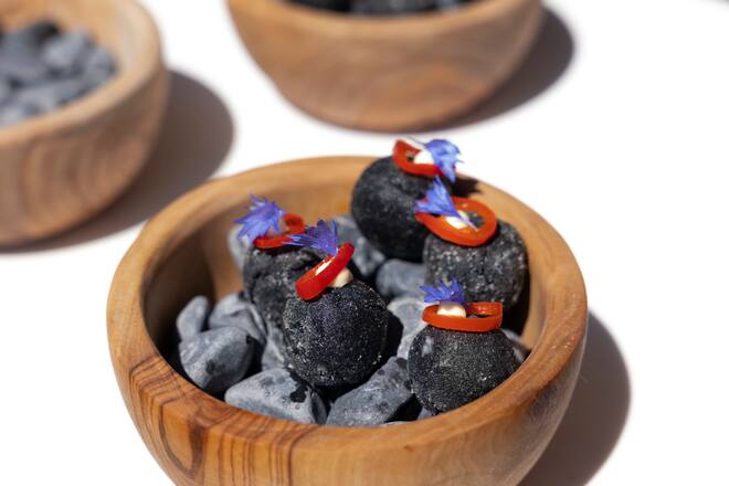 Croquette de pomme de terre au fromage frais et piment.