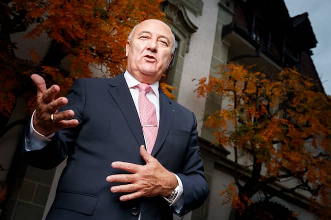 Louis Villeneuve, directeur de salle du Restaurant de l'hotel de ville de Crissier B. Violier, pose pour un portrait devant l'entree de l'etablissement ce lundi 2 octobre 2017, a Crissier. Monsieur Villeneuve a recu le "Prix Mauviel 1830 du meilleur directeur de salle au Monde" des grandes tables du Monde le mardi 17 octobre a New York. (KEYSTONE/Valentin Flauraud)
