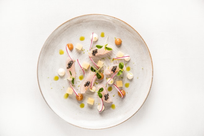 Frutiger Zander mit Mattener Surgrauech Aepfel Sauerrahm und Victoria Jungfrau Osietra Kaviar Stefan Beer