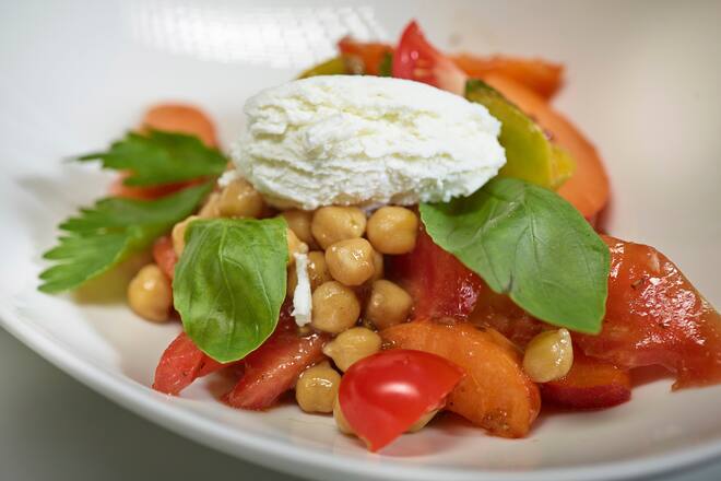 Martigny, le 29 juin 2020 , Peter Gchwentner, le chef du Castel du Blitzingen nous prépare une déclinaison autour de lâabricot .© sedrik nemeth