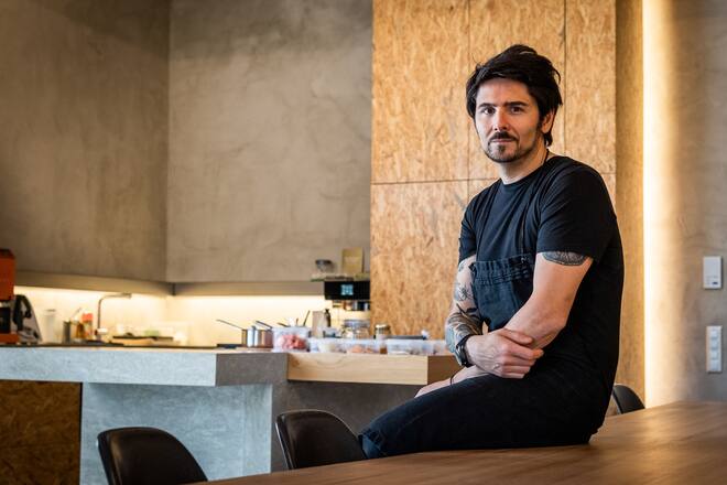 Nenad Mlinarevic kocht in seinem Labor 2019