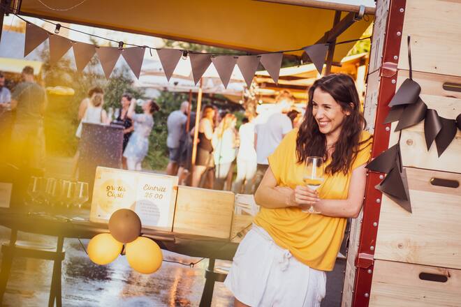 Kolumnistin und Weinexpertin Madelyne Meyer (Edvin) verantstaltet einen Weinabend/Markt mit Weinfrauen. - Weinkellerei Aarau - Freitag, 28.7.2019 - Copyright Olivia Pulver