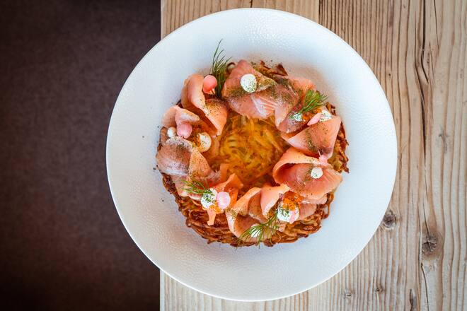 Geräucherter Bündner Lachs mit Rösti aus Albula Bergkartoffeln - Restaurant Alp Arosa, GaultMillau Pop, Arosa, Graubünden - Januar 2020 - Copyright Olivia Pulver