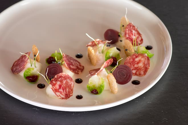 Alpkäsemousse mit Hirschtrockenwurst, Cassis-Zwiebeln und Rosenkohlsalat von Björn Inniger, Restaurant Alpenblick Adelboden