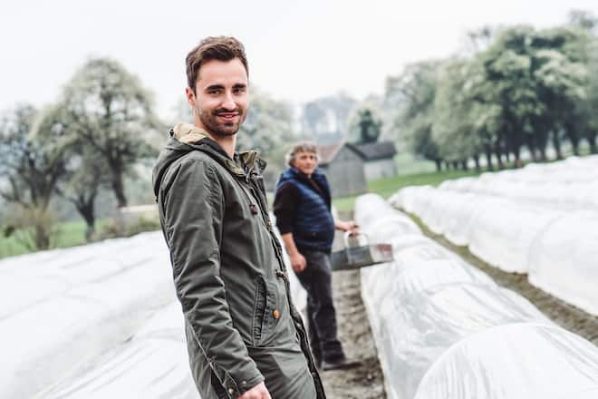 Silvio Germann mit Spargelbauer Christian Riesch - Unterwegs mit Silvio German vom Restaurant Igniv in Bad Ragaz - Besuch seiner Lieferanten: Hühnerzüchter, Spargelbauer - Im Gewächshaus vom Hotel, in der Küche - Restaurant Igniv by Caminada in Bad Ragaz - Freitag, 12. April 2019 - Copyright Olivia Pulver