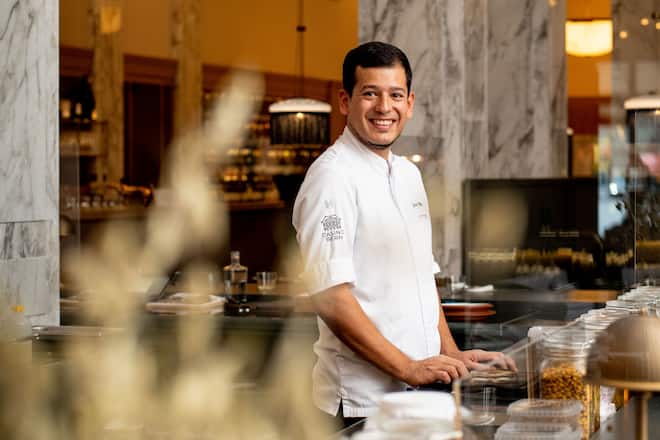 Dave Waelti schmeisst im Casino in Bern die Bistro Bar mit offener Kueche. - Bern, 16. Oktober 2020 - Copyright Olivia Pulver