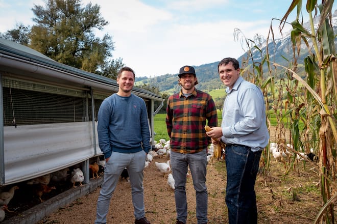 Tarik Lange (Parkhuus) und Marco Tessaro (Luma) zu Besuch bei Robin Geisser , Geflügelzüchter (v.l.n.r.) - 1.10.20 - Copyright Olivia Pulver