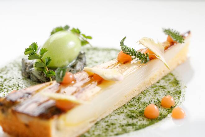 Asperges blanches en fine tartelette, pamplemousse et estragon