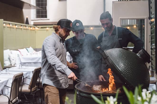 Marco Tessaro (LUMA), Roberto Chasseur (Sous Chef), Fabio Lombardi (Küchenchef Rosaly's Zuerich) bereiten verschiedene Stücke von Luma Delikatessen zu - 06/2023 - Copyright Olivia Pulver