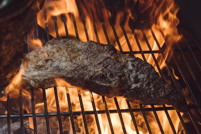 Fabio Lombardi (Küchenchef Rosaly's Zuerich) bereitet verschiedene Stücke von Luma Delikatessen zu - 06/2023 - Copyright Olivia Pulver