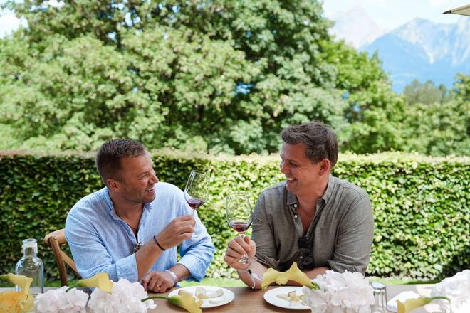 Jonny Fischer, Comedian und Foodie mit Martin Donatsch, Winzer - GaultMillau Garden Party 2023 - Bad Ragaz - 13. August 2023 - Copyright Olivia Pulver