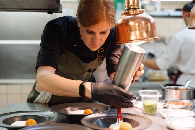 Anna Chernysheva, Küchenchefin Hotel National Zermatt - Kitchen around Tour - Zermatt Tourismus - Januar 2024 - Copyright Olivia Pulver