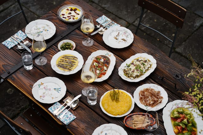 Tavolata mit spanischem Comfort-Food - bei Oscar de Matos und Nadine Bamgartner Zuhause - Juni 2024 - Copyright Olivia Pulver