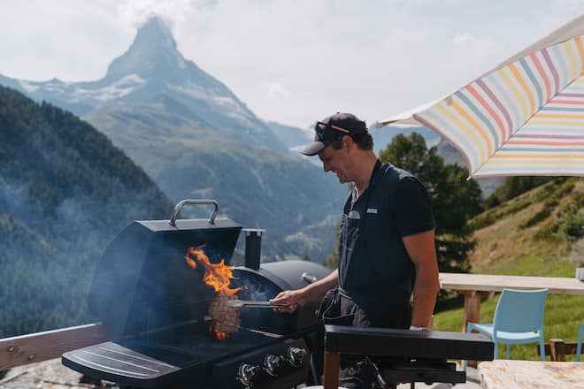 Philippe Oswald am Grill - Bergrestaurant Enzian - Zermatt - Sommer 2024 - Copyright Olivia Pulver