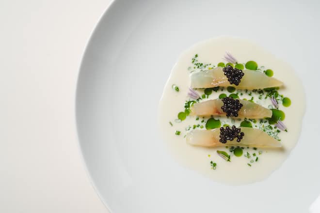 Grand Hotel Zermatterhof / Alpine Gourmet Prato Borni, Heinz Rufibach:Caviar Oona aus den Schweizer Alpen, Alpenzander, Schnittlauch - Kitchenparty 2024 - Zermatt - Copyright Olivia Pulver