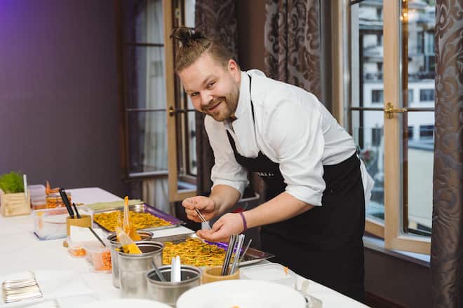 The Omnia Mountain Lodge, André Kneubühler: Bergsaibling geräuchert, Aprikose, Rüebli, Sanddorn - Kitchenparty 2024 - Zermatt - Copyright Olivia Pulver