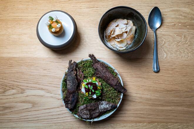 Restaurant Magdalena, Rickenbach (SZ), Snacks: Geschmorte Zwiebel mit Topinambur; Kichererbse Zitrone und Sauerrahm; Tartelette mit Rotkraut-Sphäre und Senf-Mayonnaise