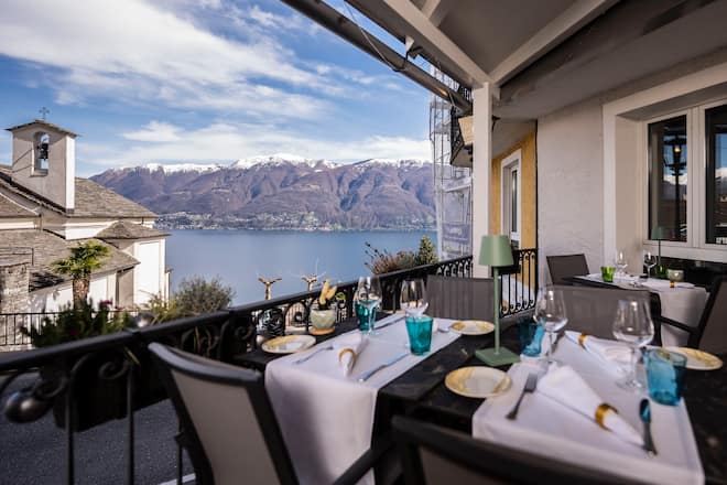 27.03.2025; Ronco S/Ascona; Il Pino Restaurant: Ãbersicht und Aussenaufnahme Restaurant il Pino. Blick von der Terrasse aus auf den Lago Maggiore. © Valeriano Di Domenico