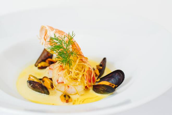 Langustine & Muscheln mit Safran - Das Wallis im Kreis 6 - Markus Neff, Gastkoch vom Fletschhorn (Saas-Fee), kocht in den Drei Stuben in Zürich - 18 Gault Millau Punkte, 1 Michelin Stern - Dienstag, 6. August 2019 - Copyright Olivia Pulver