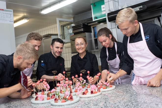 07.10.2019; Basel: Koch des Jahres - Tanja Grandits; Tanja Grandits (M) und Julien Duvernay (Patissier) 2.v.R und das Patissierteam von links mit Silvan, Thierry, Angela und Andreas bereiten das Dessert zu. © Valeriano Di Domenico